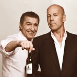 Bruce Willis und Rudi Assauer im Veltins Werbespot (Quelle: "obs/Brauerei C. & A. Veltins GmbH")